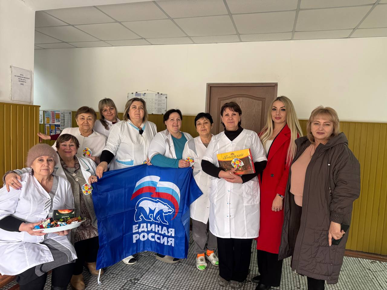 В преддверии праздника Международного женского дня 8 марта сотрудники отдела жизнеобеспечения пгт Кленовый совместно с активистами первичных отделений № 12 и № 20 города Ровеньки Всероссийской политической партии «ЕДИНАЯ... В преддверии праздника Международного женского дня 8 марта сотрудники отдела жизнеобеспечения пгт Кленовый совместно с активистами первичных отделений № 12 и № 20 города Ровеньки Всероссийской политической партии «ЕДИНАЯ...