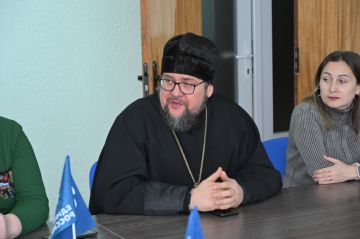 Настоятель Свято-Николаевского храма протоиерей Сергий Дубовой напомнил о тяжелейших месяцах 2014 года, когда город более 40 дней оставался без воды, а националистические батальоны вели обстрелы жилых кварталов