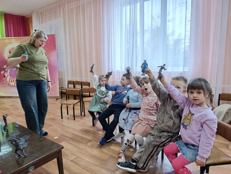 В рамках проекта «Музей в чемодане», сотрудники Детского центра Чернухинского музея провели познавательный час с воспитанниками детского сада-ясли «Ромашка», посвященный Дню игрушечных солдатиков В рамках проекта «Музей в чемодане», сотрудники Детского центра Чернухинского музея провели познавательный час с воспитанниками детского сада-ясли «Ромашка», посвященный Дню игрушечных солдатиков