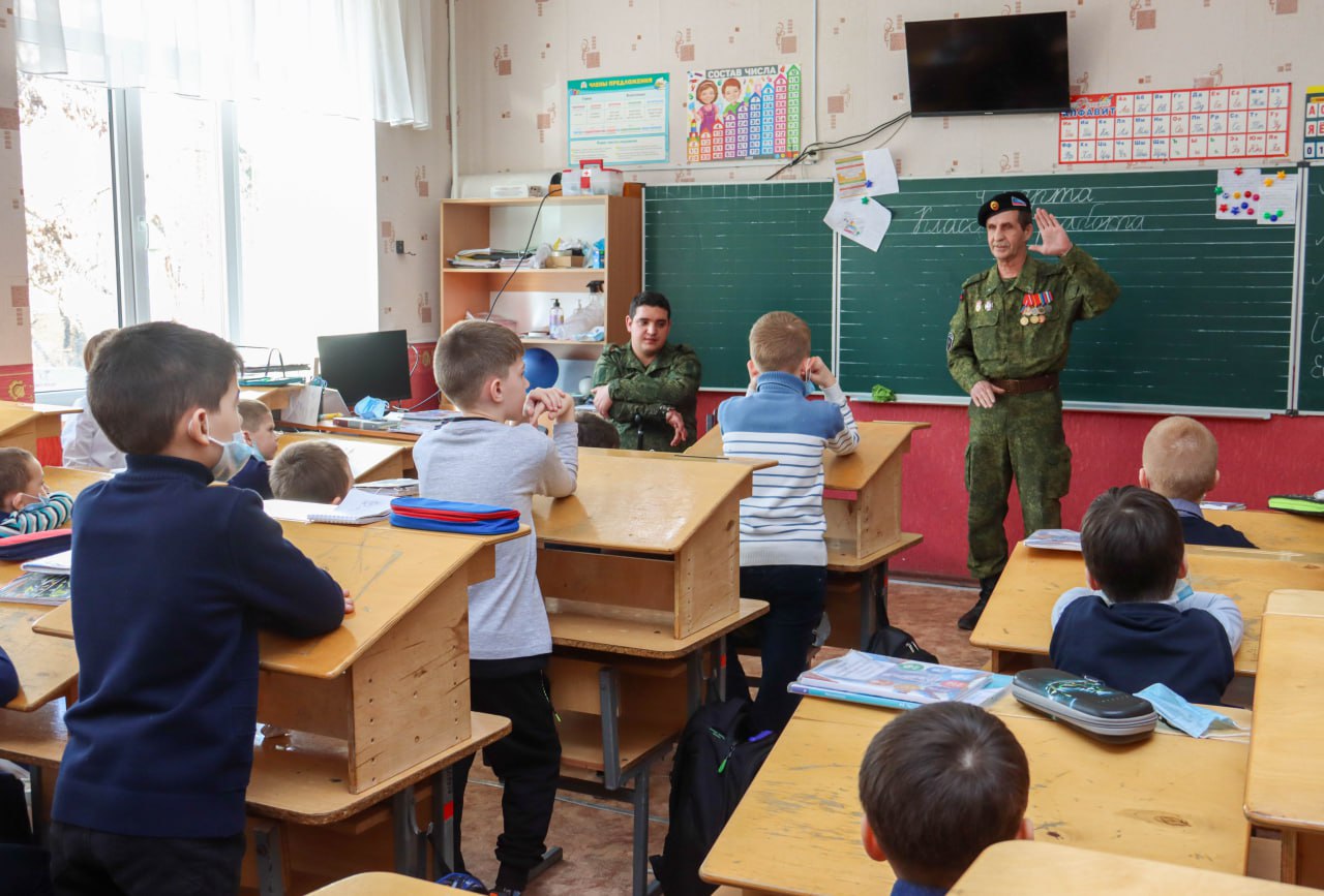 Сильные духом. Женщины-ветераны рассказали школьникам о боевом пути В Луганской школе № 17 прошла встреча учащихся младших классов с ветеранами боевых действий – военными медиками Валентиной Гребенюк и Ольгой Цыбой