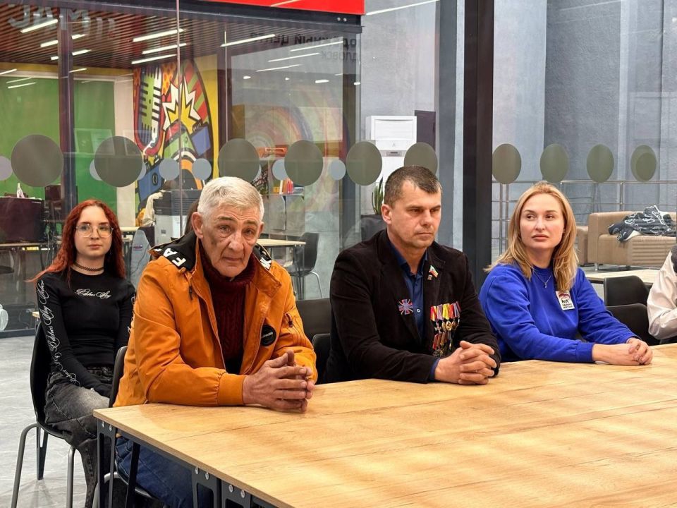 Свердловские единороссы провели круглый стол с участниками «Русской весны» Свердловские единороссы провели круглый стол с участниками «Русской весны»