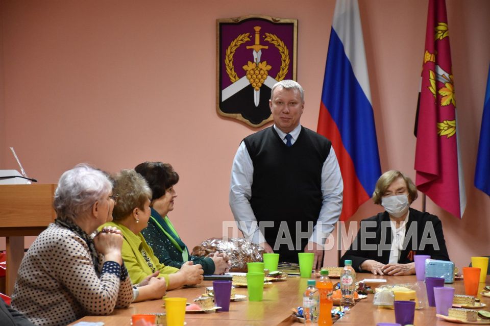Ветеранов Перевальского округа поздравили с наступающим 8 Марта Ветеранов Перевальского округа поздравили с наступающим 8 Марта
