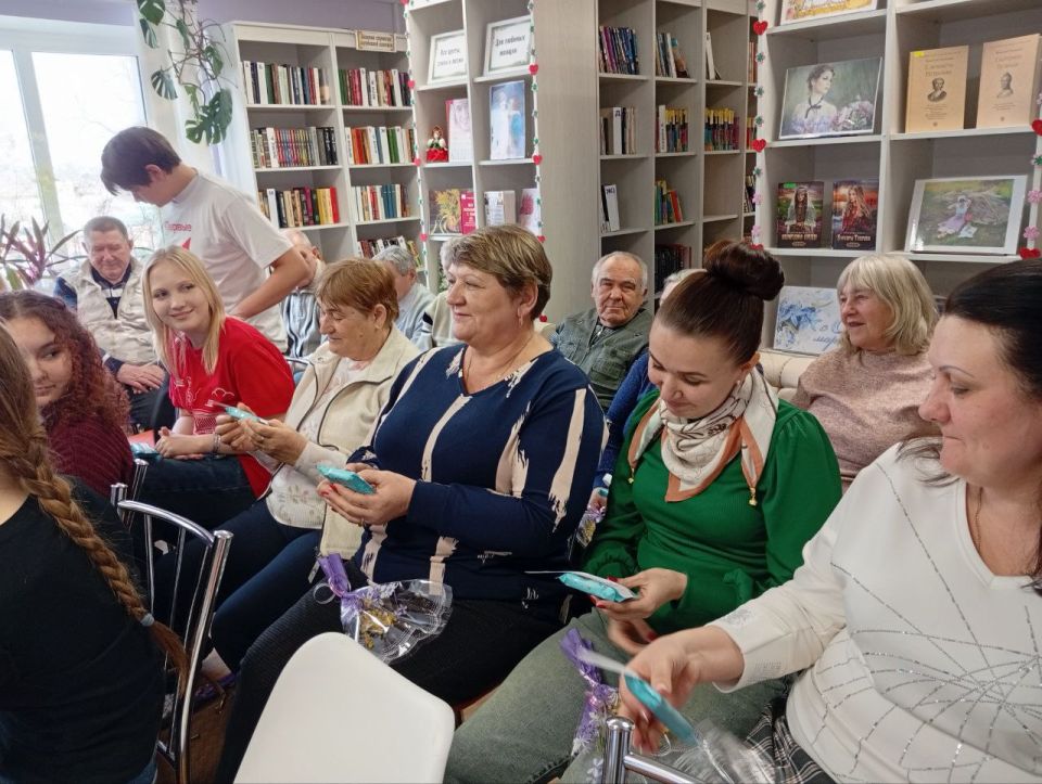 В Новоайдарской библиотеке состоялась праздничная литературная встреча для старшего поколения В Новоайдарской библиотеке состоялась праздничная литературная встреча для старшего поколения