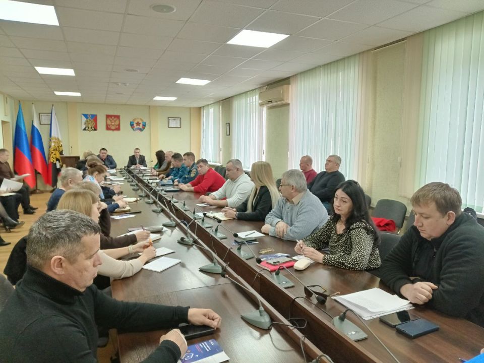 Сегодня Глава городского округа город Ровеньки Андрей Рубанцов провел расширенное аппаратное совещание Сегодня Глава городского округа город Ровеньки Андрей Рубанцов провел расширенное аппаратное совещание