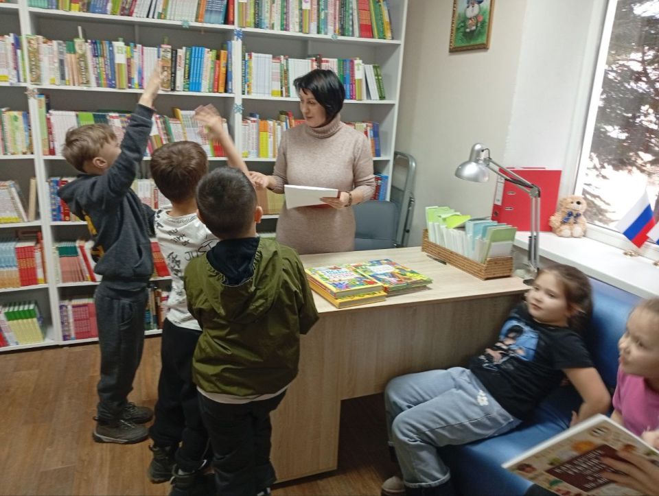 В Лутугинской Районной библиотеке для детей провели экскурсию для первоклассников из Лутугинского УВК «Журавлик» В Лутугинской Районной библиотеке для детей провели экскурсию для первоклассников из Лутугинского УВК «Журавлик»