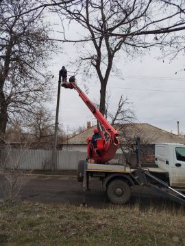 Проведена работа по спилу аварийного дерева в посёлке Урало-Кавказ