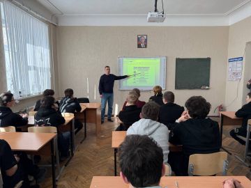 В Стахановском колледже имени К. Г. Петрова прошло занятие по дорожной безопасности