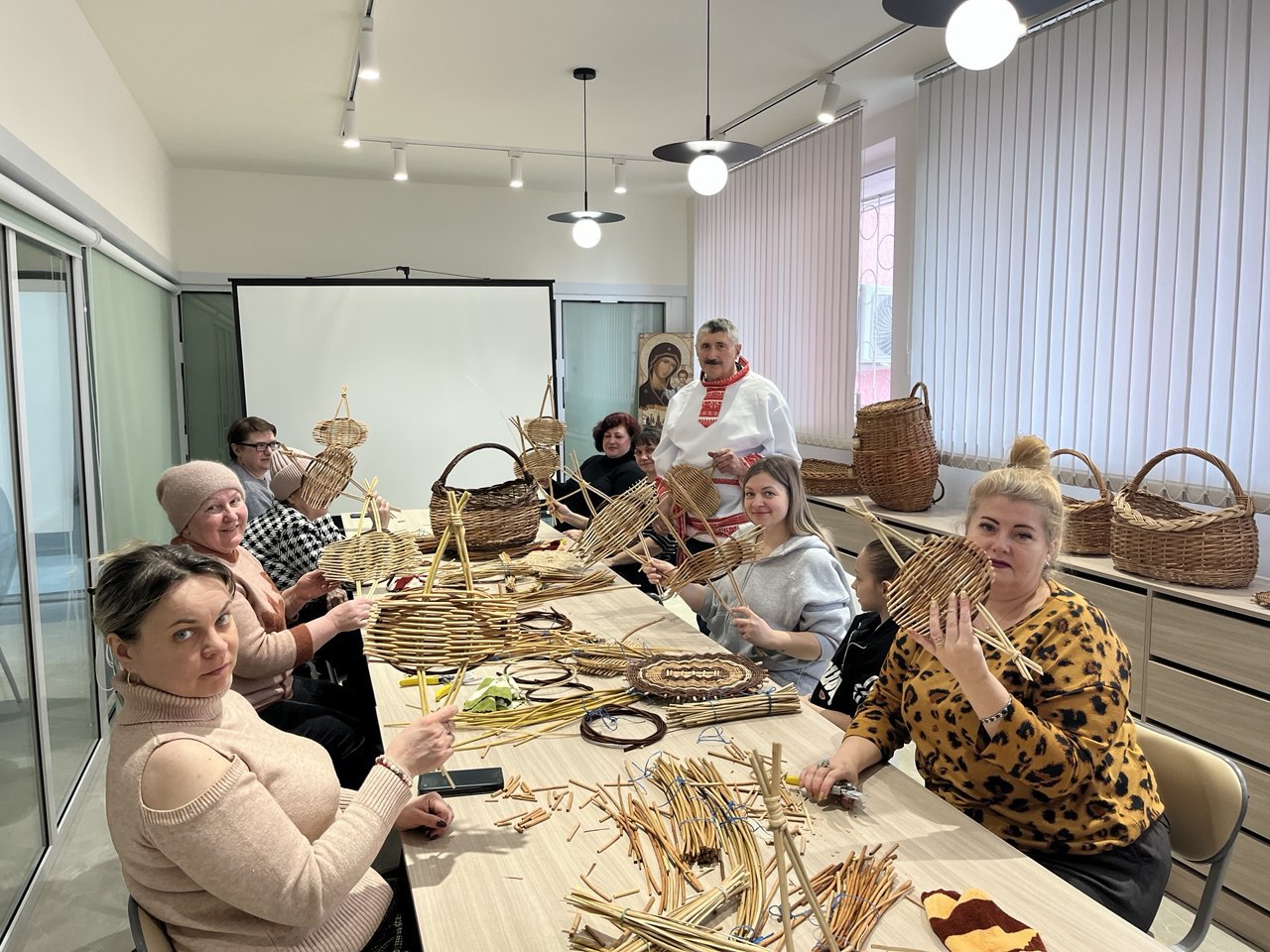 4 марта в Перевальской модельной библиотеке «Библиопортал» прошел мастер-класс по лозоплетению «Тарелочка Зарзо», который провел Юрий Ковалев, мастер по декоративноприкладному и изобразительному искусству клуба «Золотые руки»