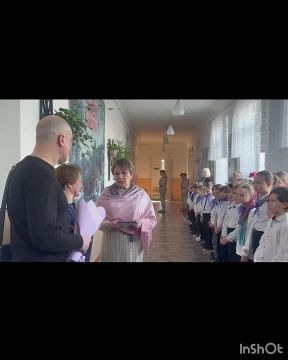 Минута особой тишины. В школьном коридоре – мальчишки и девчонки, выстроились на торжественной линейке