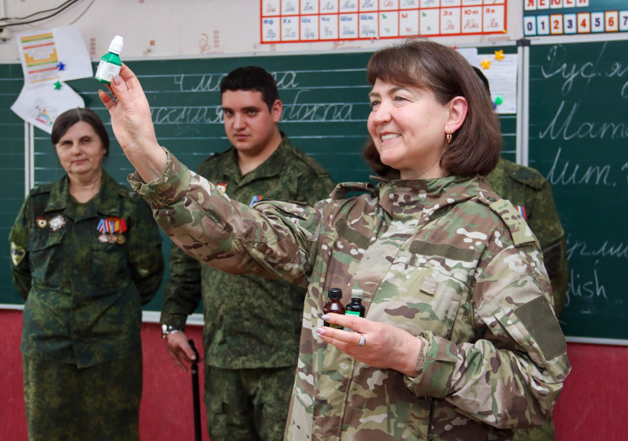 Сильные духом. Женщины-ветераны рассказали школьникам о боевом пути В Луганской школе № 17 прошла встреча учащихся младших классов с ветеранами боевых действий – военными медиками Валентиной Гребенюк и Ольгой Цыбой Сильные духом. Женщины-ветераны рассказали школьникам о боевом пути В Луганской школе № 17 прошла встреча учащихся младших классов с ветеранами боевых действий – военными медиками Валентиной Гребенюк и Ольгой Цыбой