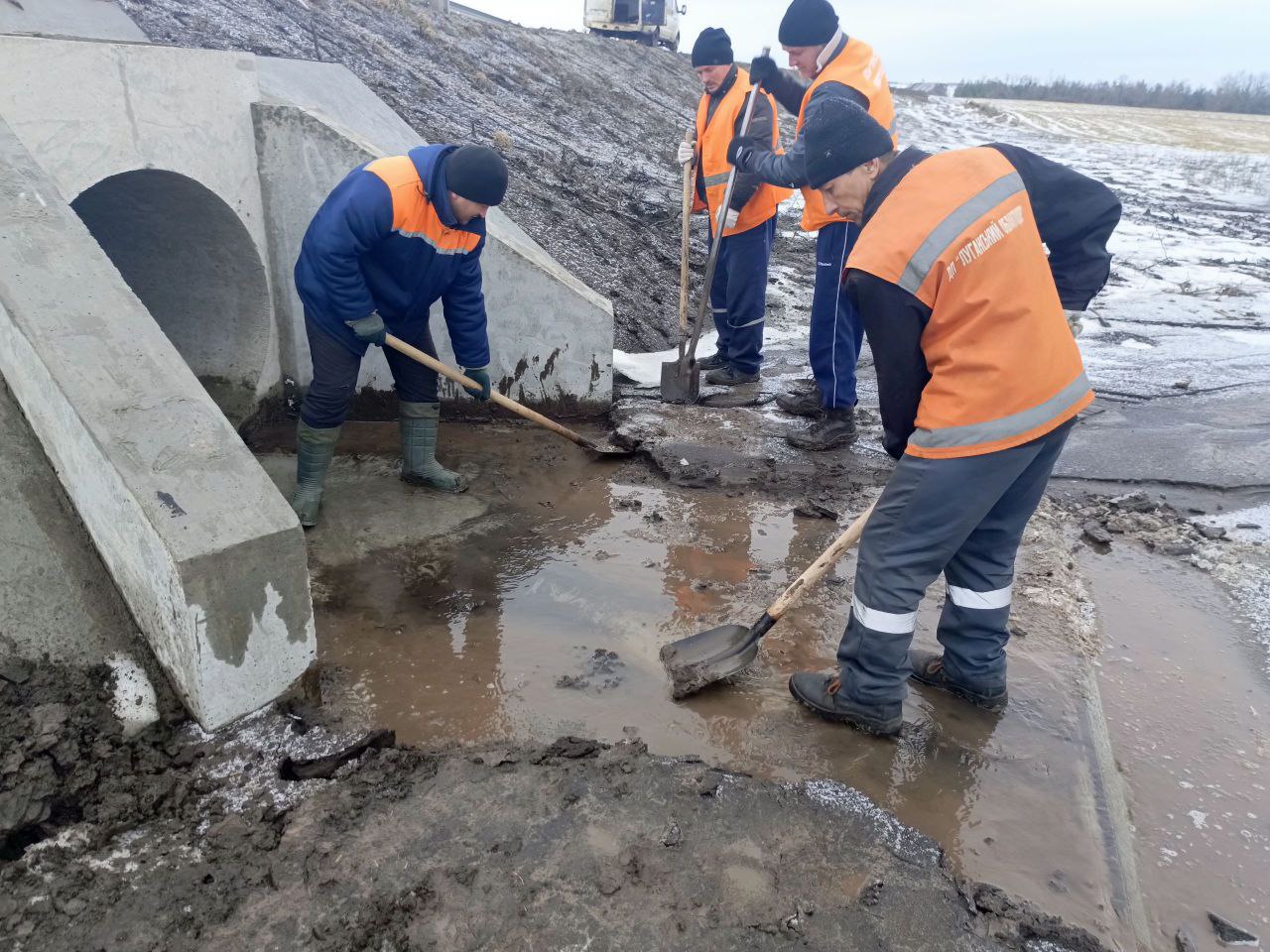 Специалисты Луганского автодора проводят работы по обеспечению стабильного водоотвода на автодороге Белокуракино-Лубянка-Алексеевка