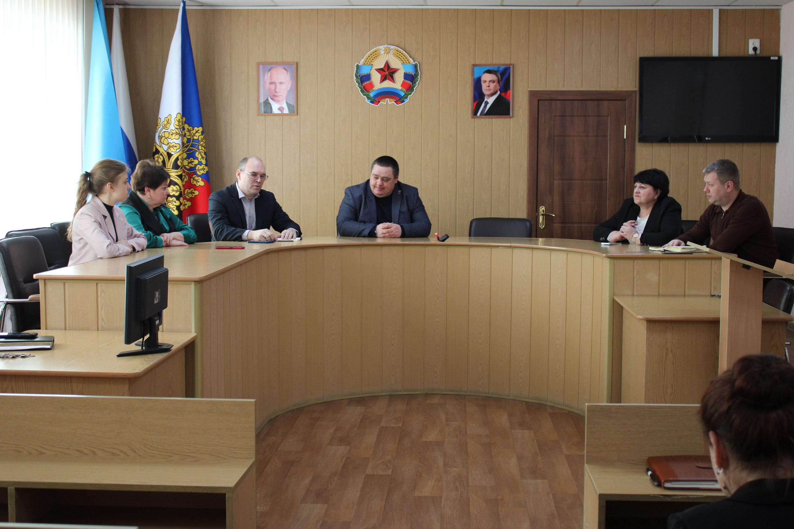 В Администрации городского округа город Ровеньки состоялась рабочая встреча, посвященная итогам двухдневной проектной сессии по обсуждению концепции благоустройства территории Храма-часовни Иоакима и Анны