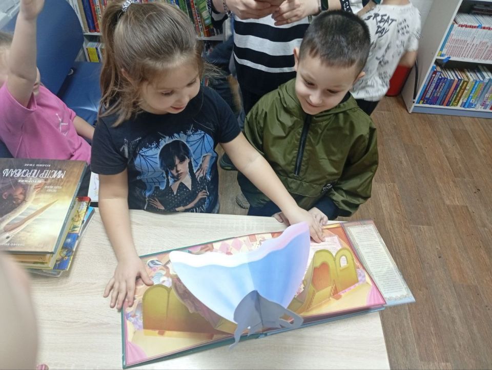 В Лутугинской Районной библиотеке для детей провели экскурсию для первоклассников из Лутугинского УВК «Журавлик» В Лутугинской Районной библиотеке для детей провели экскурсию для первоклассников из Лутугинского УВК «Журавлик»
