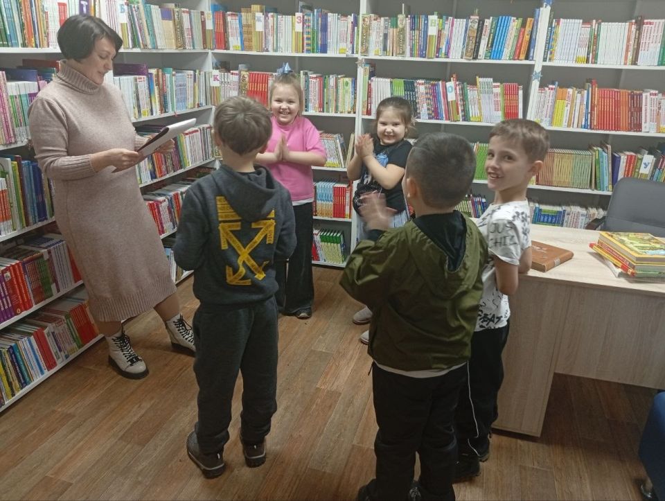 В Лутугинской Районной библиотеке для детей провели экскурсию для первоклассников из Лутугинского УВК «Журавлик» В Лутугинской Районной библиотеке для детей провели экскурсию для первоклассников из Лутугинского УВК «Журавлик»
