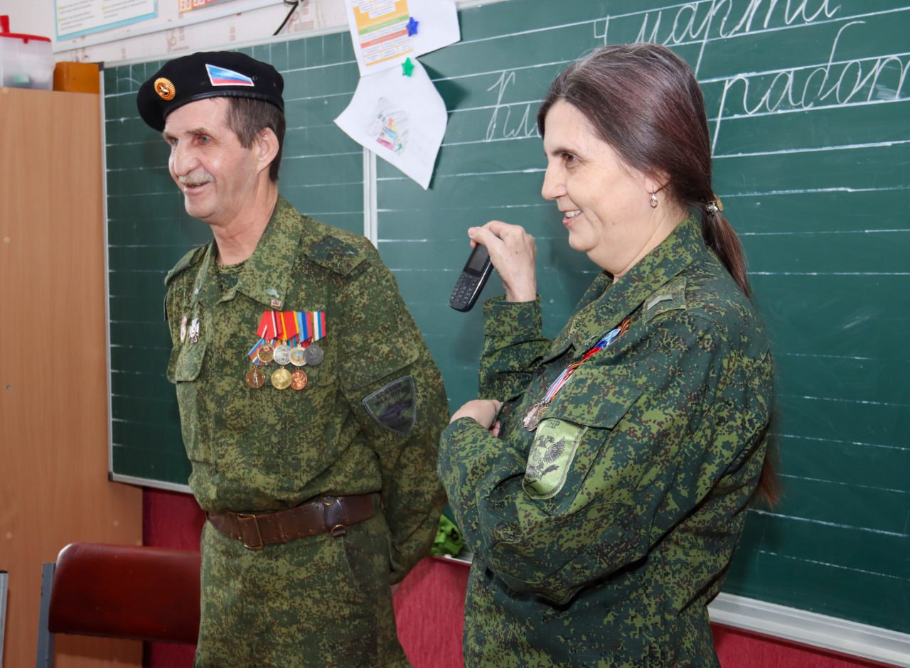 Сильные духом. Женщины-ветераны рассказали школьникам о боевом пути В Луганской школе № 17 прошла встреча учащихся младших классов с ветеранами боевых действий – военными медиками Валентиной Гребенюк и Ольгой Цыбой Сильные духом. Женщины-ветераны рассказали школьникам о боевом пути В Луганской школе № 17 прошла встреча учащихся младших классов с ветеранами боевых действий – военными медиками Валентиной Гребенюк и Ольгой Цыбой