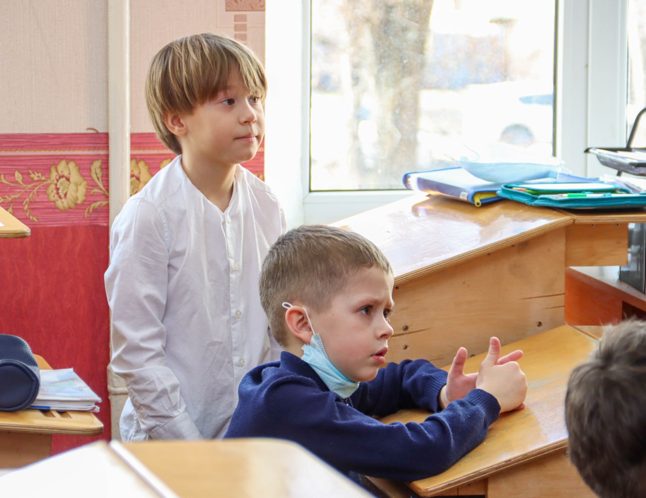 Сильные духом. Женщины-ветераны рассказали школьникам о боевом пути В Луганской школе № 17 прошла встреча учащихся младших классов с ветеранами боевых действий – военными медиками Валентиной Гребенюк и Ольгой Цыбой Сильные духом. Женщины-ветераны рассказали школьникам о боевом пути В Луганской школе № 17 прошла встреча учащихся младших классов с ветеранами боевых действий – военными медиками Валентиной Гребенюк и Ольгой Цыбой