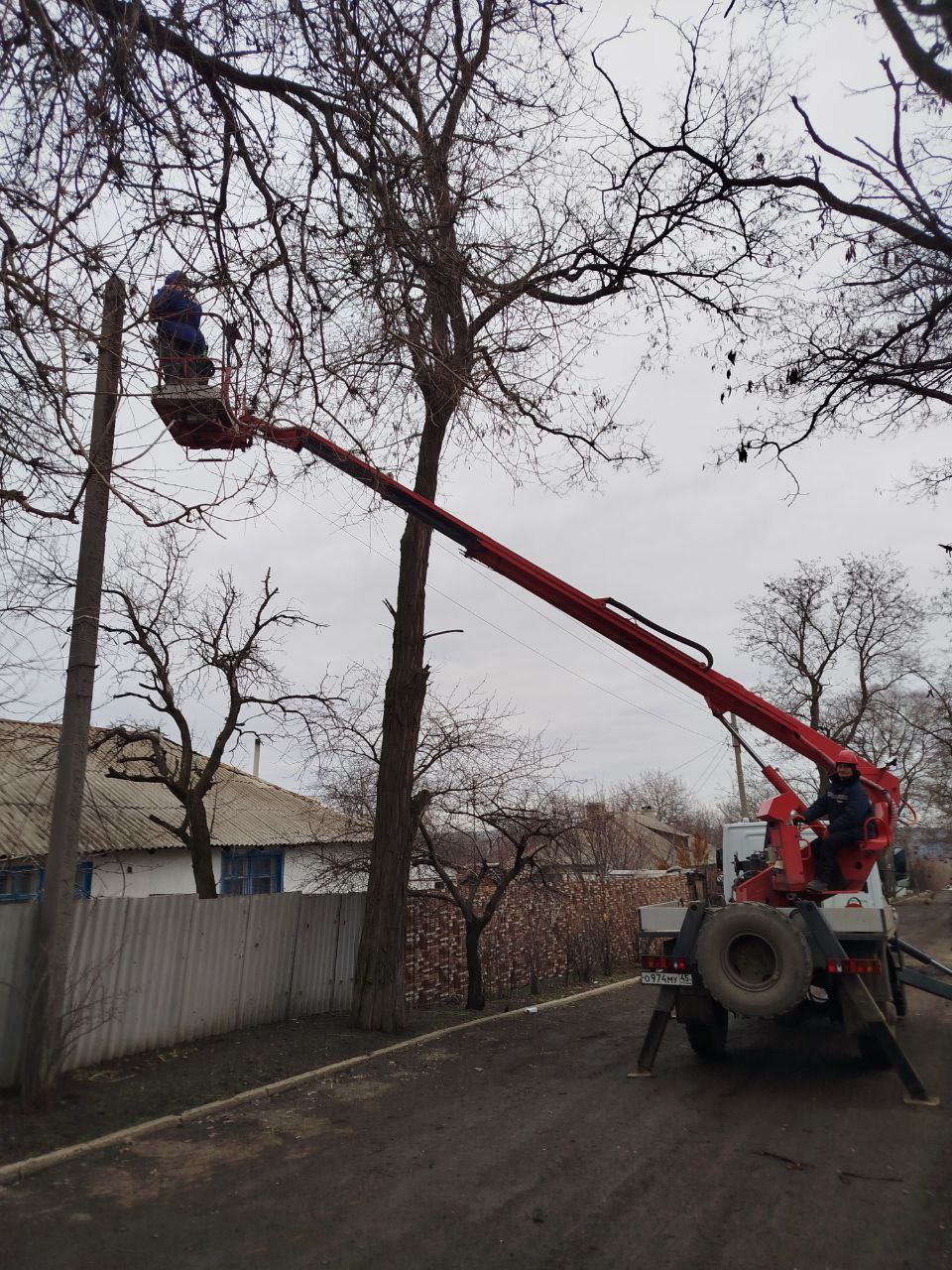 Проведена работа по спилу аварийного дерева в посёлке Урало-Кавказ Проведена работа по спилу аварийного дерева в посёлке Урало-Кавказ