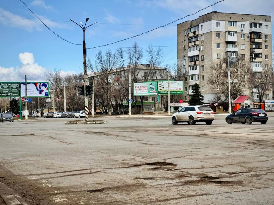 Ямы, трещины, стертая разметка: идеальный асфальт покинул Луганск вместе со снегом Ямы, трещины, стертая разметка: идеальный асфальт покинул Луганск вместе со снегом
