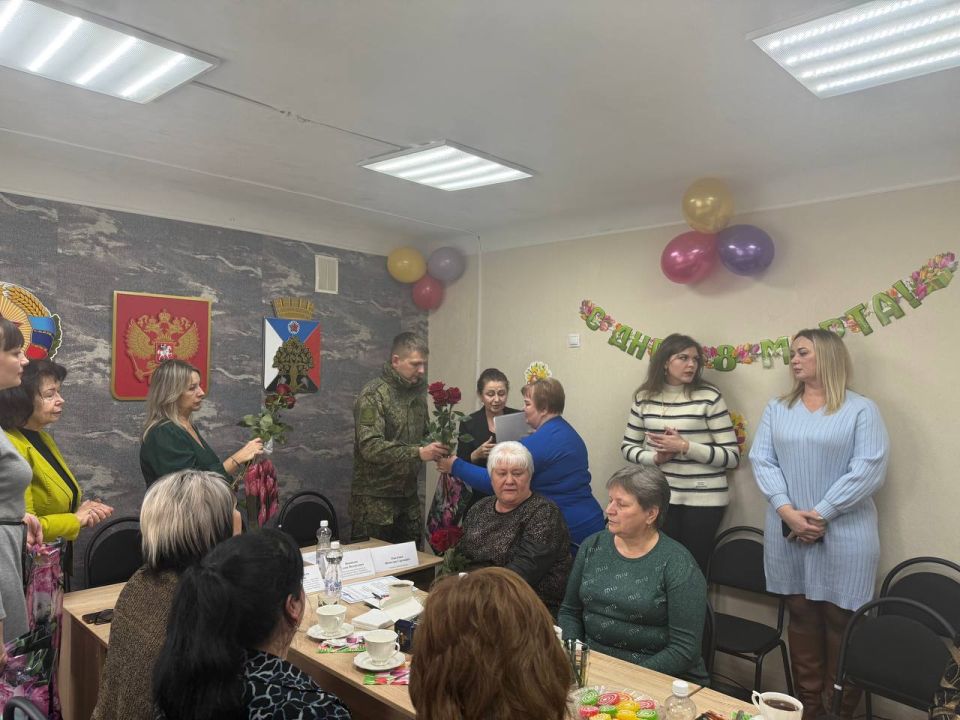 Сегодня в управлении образования по муниципальным образованиям Свердловского муниципального округа и городского округа города Ровеньки состоялась встреча с матерями военнослужащих, погибших в ходе специальной военной... Сегодня в управлении образования по муниципальным образованиям Свердловского муниципального округа и городского округа города Ровеньки состоялась встреча с матерями военнослужащих, погибших в ходе специальной военной...