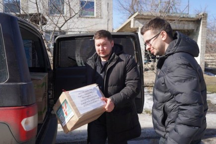 Ребята из детского сада Красноярского края передали воспитанникам семейного центра города Свердловска подарки