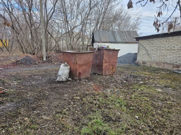 Андрей Рубанцов: Сегодня работники муниципального унитарного предприятия «Жилищно-эксплуатационная контора» (МУП «ЖЭК») города Ровеньки совместно с сотрудниками отдела жизнеобеспечения пгт Дзержинский, пгт Нагольно-Тарасовка...