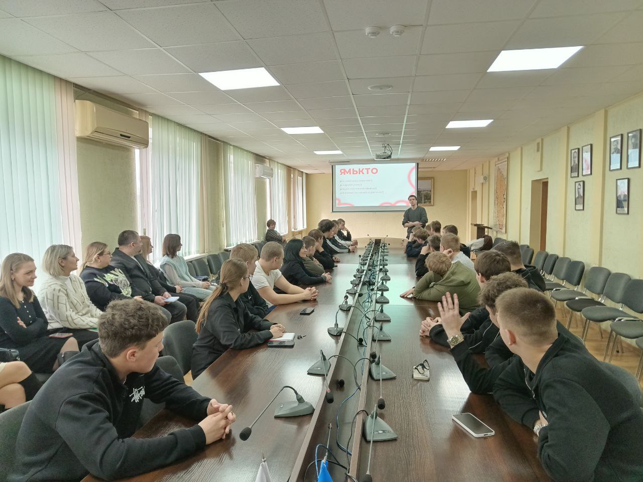 Новый импульс для молодежи Ровеньков: рабочее совещание в Администрации Новый импульс для молодежи Ровеньков: рабочее совещание в Администрации