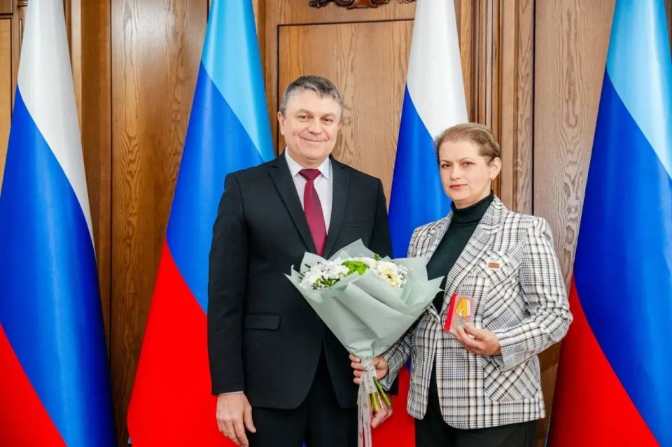 В преддверии Международного женского праздника Глава ЛНР наградил активисток Союза женщин России В преддверии Международного женского праздника Глава ЛНР наградил активисток Союза женщин России