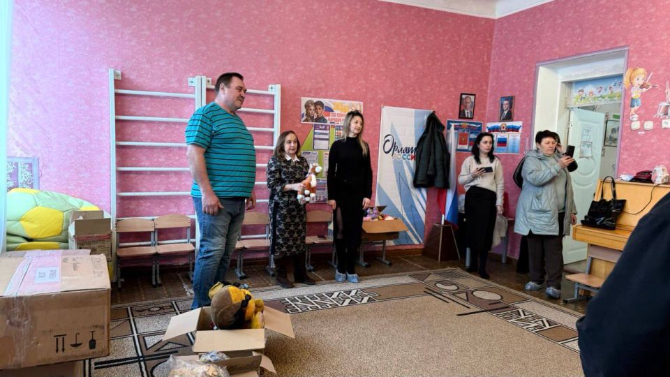 Сегодня наш брянковчанин, как представитель общественного объединения "Красный обоз с зеленой полосой" Александр Забаренко передал гуманитарную помощь из далекой Сибири военнослужащим, которые сегодня находятся на переднем... Сегодня наш брянковчанин, как представитель общественного объединения "Красный обоз с зеленой полосой" Александр Забаренко передал гуманитарную помощь из далекой Сибири военнослужащим, которые сегодня находятся на переднем...