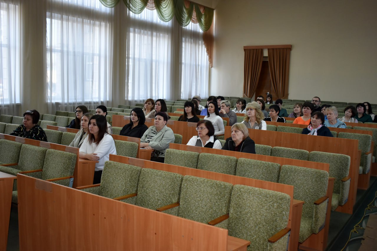 Владимир Чернев: Сегодня совместно с начальником Управления образования по муниципальным образованиям Старобельского и Новоайдарского округов № 22 Бондаренко Татьяной Анатольевной провел расширенное рабочее совещание с... Владимир Чернев: Сегодня совместно с начальником Управления образования по муниципальным образованиям Старобельского и Новоайдарского округов № 22 Бондаренко Татьяной Анатольевной провел расширенное рабочее совещание с...