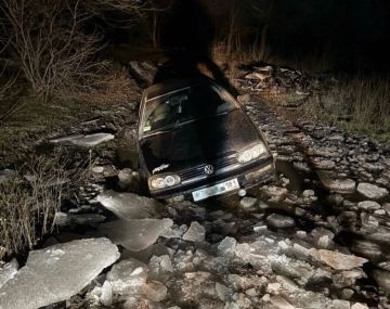 В Стаханове полицейские вытащили автомобиль из грязи