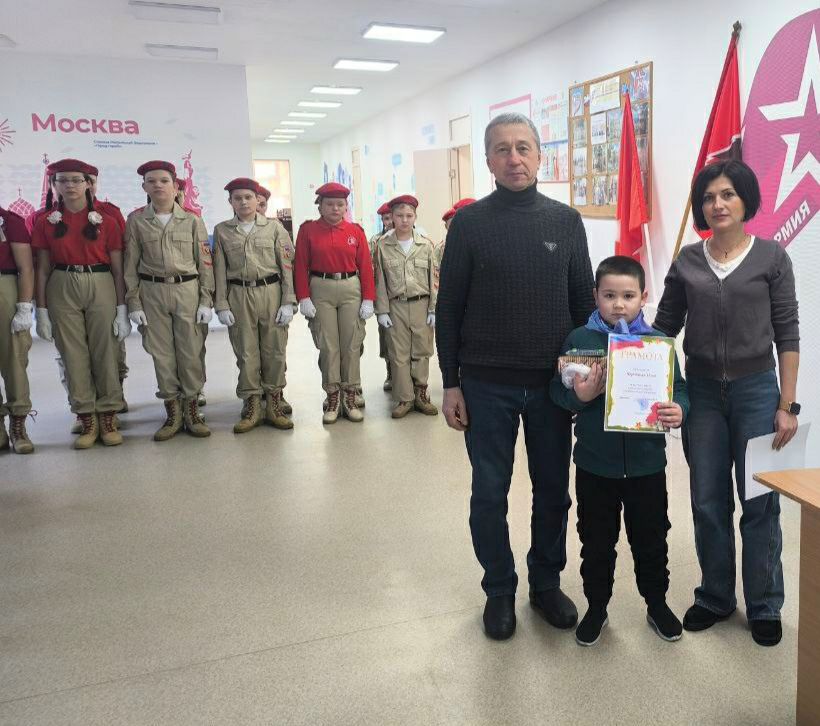 Секретарь первичного отделения партии «Единая Россия»№8 с. Новодеркул, начальник ОЖ с. Даниловка Владимир Прапирный совместно с партийцами провели в ГБОУ ЛНР «Новодеркульской средней школы имени А.В. Пастухова» конкурс на... Секретарь первичного отделения партии «Единая Россия»№8 с. Новодеркул, начальник ОЖ с. Даниловка Владимир Прапирный совместно с партийцами провели в ГБОУ ЛНР «Новодеркульской средней школы имени А.В. Пастухова» конкурс на...