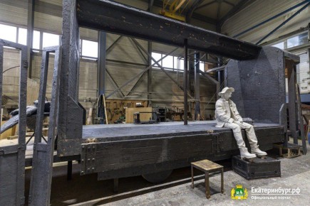 Администрация Екатеринбурга показала, как идет работа над памятником режиссеру Алексею Балабанову