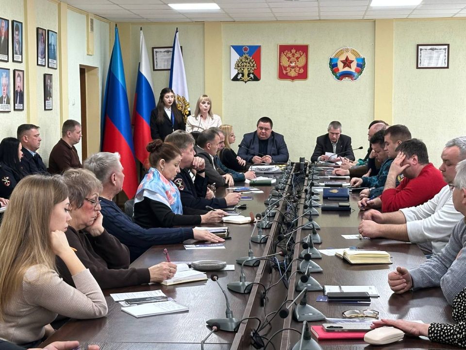 Сегодня Глава городского округа город Ровеньки Андрей Рубанцов провел расширенное аппаратное совещание Сегодня Глава городского округа город Ровеньки Андрей Рубанцов провел расширенное аппаратное совещание