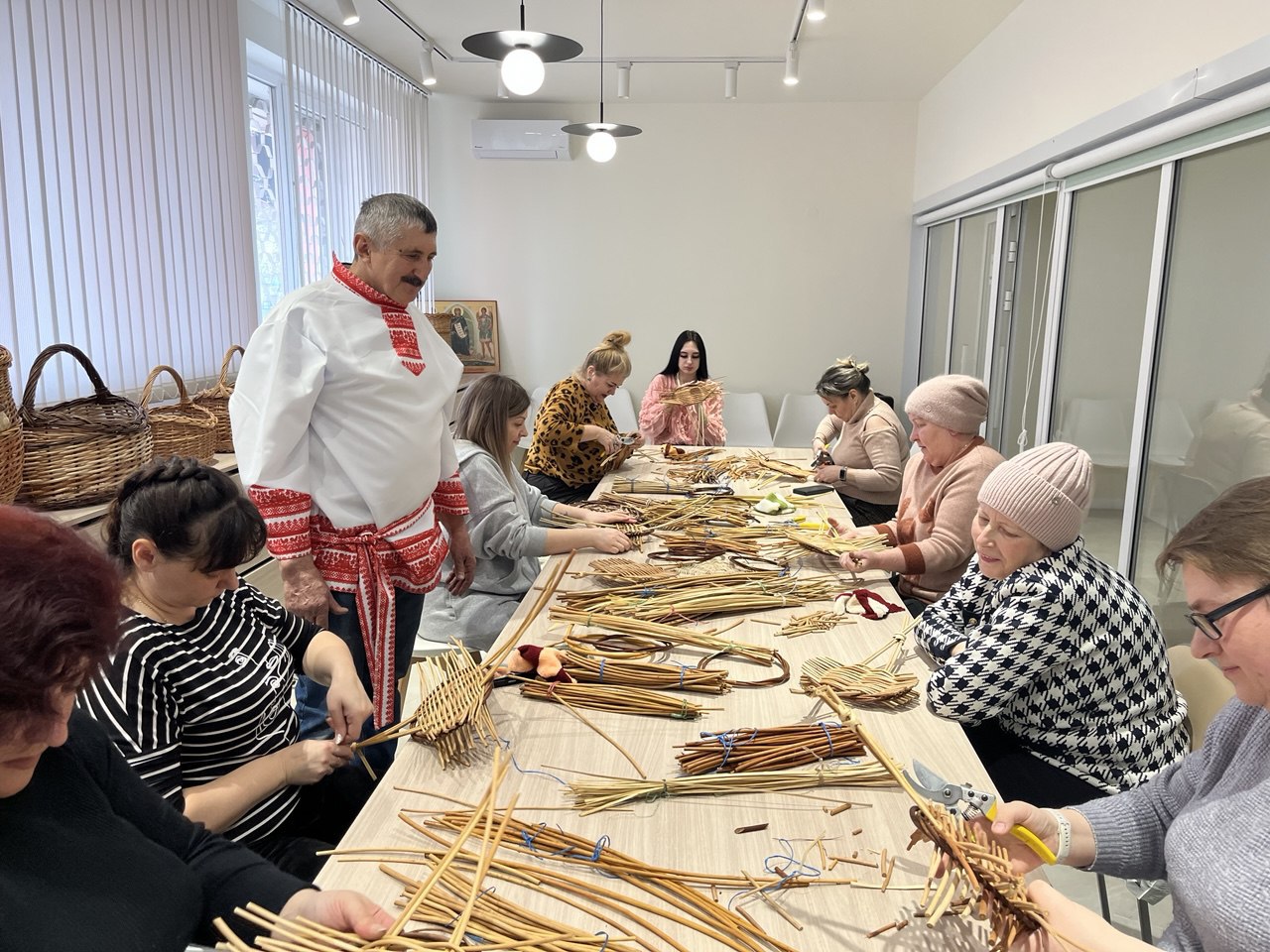 4 марта в Перевальской модельной библиотеке «Библиопортал» прошел мастер-класс по лозоплетению «Тарелочка Зарзо», который провел Юрий Ковалев, мастер по декоративноприкладному и изобразительному искусству клуба «Золотые руки» 4 марта в Перевальской модельной библиотеке «Библиопортал» прошел мастер-класс по лозоплетению «Тарелочка Зарзо», который провел Юрий Ковалев, мастер по декоративноприкладному и изобразительному искусству клуба «Золотые руки»