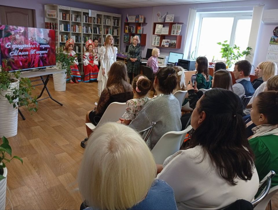 В Новоайдарской библиотеке состоялась праздничная литературная встреча для старшего поколения В Новоайдарской библиотеке состоялась праздничная литературная встреча для старшего поколения