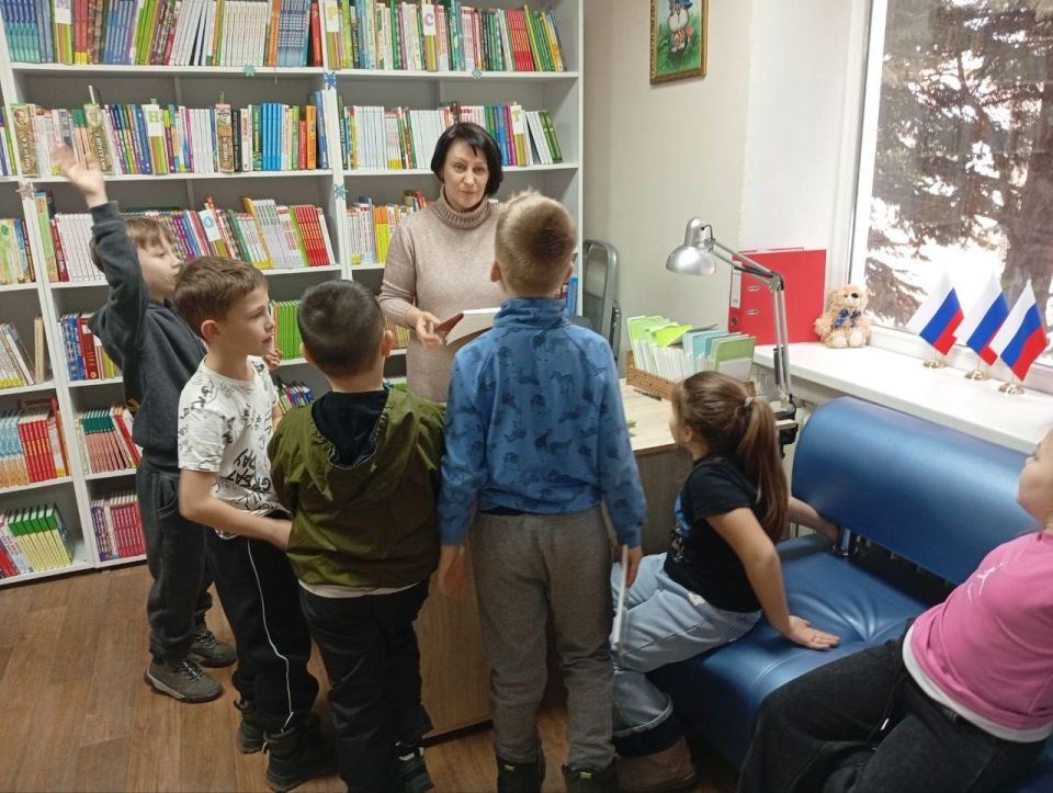 В Лутугинской Районной библиотеке для детей провели экскурсию для первоклассников из Лутугинского УВК «Журавлик» В Лутугинской Районной библиотеке для детей провели экскурсию для первоклассников из Лутугинского УВК «Журавлик»