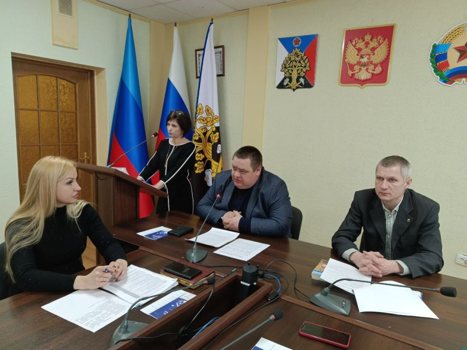 Сегодня Глава городского округа город Ровеньки Андрей Рубанцов провел расширенное аппаратное совещание Сегодня Глава городского округа город Ровеньки Андрей Рубанцов провел расширенное аппаратное совещание