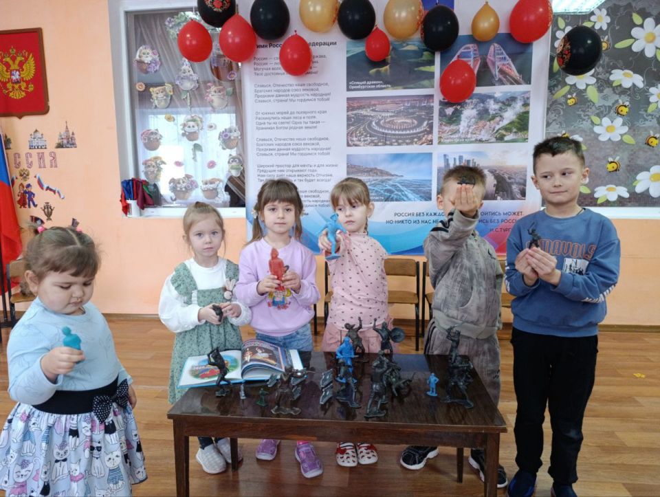 В рамках проекта «Музей в чемодане», сотрудники Детского центра Чернухинского музея провели познавательный час с воспитанниками детского сада-ясли «Ромашка», посвященный Дню игрушечных солдатиков В рамках проекта «Музей в чемодане», сотрудники Детского центра Чернухинского музея провели познавательный час с воспитанниками детского сада-ясли «Ромашка», посвященный Дню игрушечных солдатиков