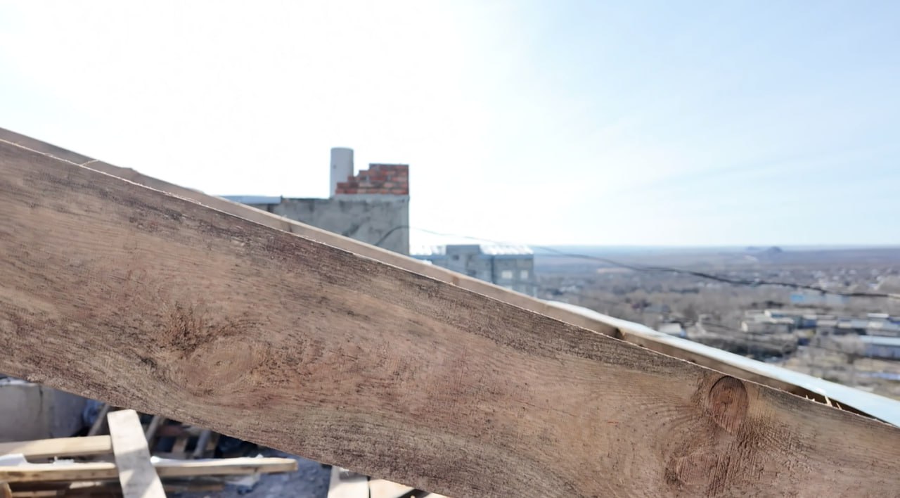 В Краснодоне на кв.Советский, д.1 отремонтируют основную кровлю и участки над лифтовыми шахтами В Краснодоне на кв.Советский, д.1 отремонтируют основную кровлю и участки над лифтовыми шахтами