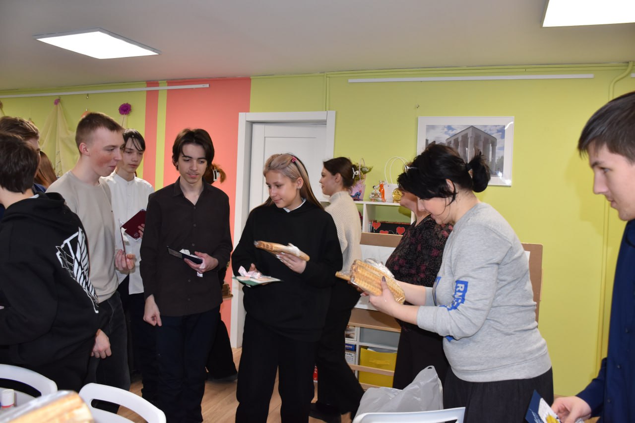 Первомайские единороссы провели мастер-класс по изготовлению открыток к 8 марта Первомайские единороссы провели мастер-класс по изготовлению открыток к 8 марта