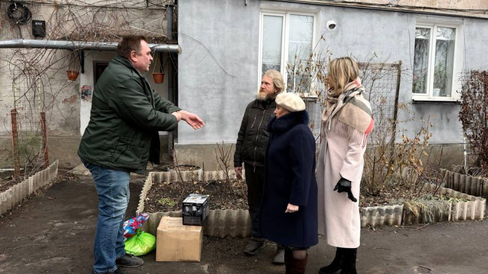 Сегодня наш брянковчанин, как представитель общественного объединения "Красный обоз с зеленой полосой" Александр Забаренко передал гуманитарную помощь из далекой Сибири военнослужащим, которые сегодня находятся на переднем... Сегодня наш брянковчанин, как представитель общественного объединения "Красный обоз с зеленой полосой" Александр Забаренко передал гуманитарную помощь из далекой Сибири военнослужащим, которые сегодня находятся на переднем...