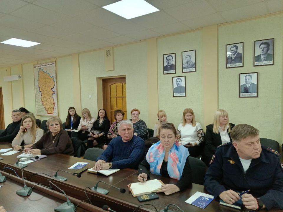 Сегодня Глава городского округа город Ровеньки Андрей Рубанцов провел расширенное аппаратное совещание Сегодня Глава городского округа город Ровеньки Андрей Рубанцов провел расширенное аппаратное совещание