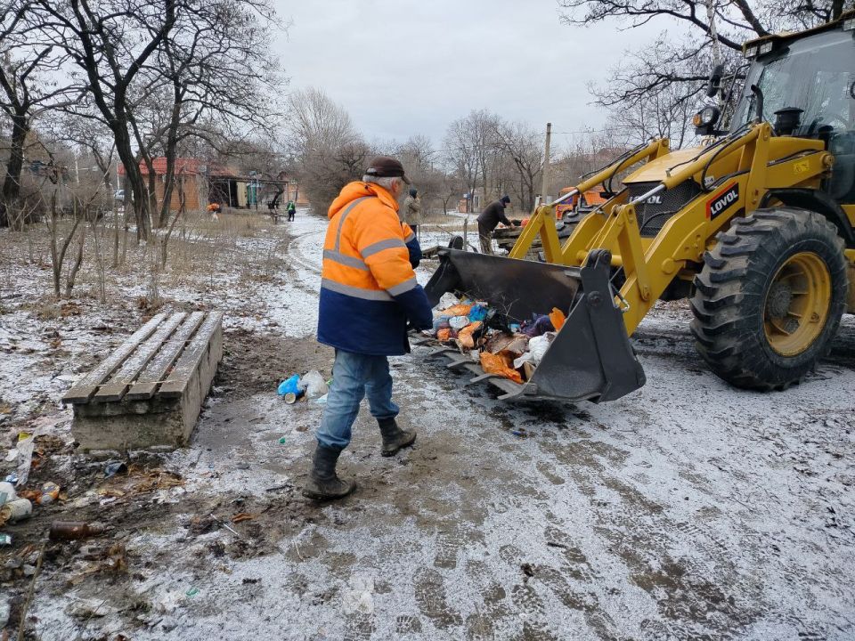 Работы по вывозу мусора с городских территорий продолжаются Работы по вывозу мусора с городских территорий продолжаются