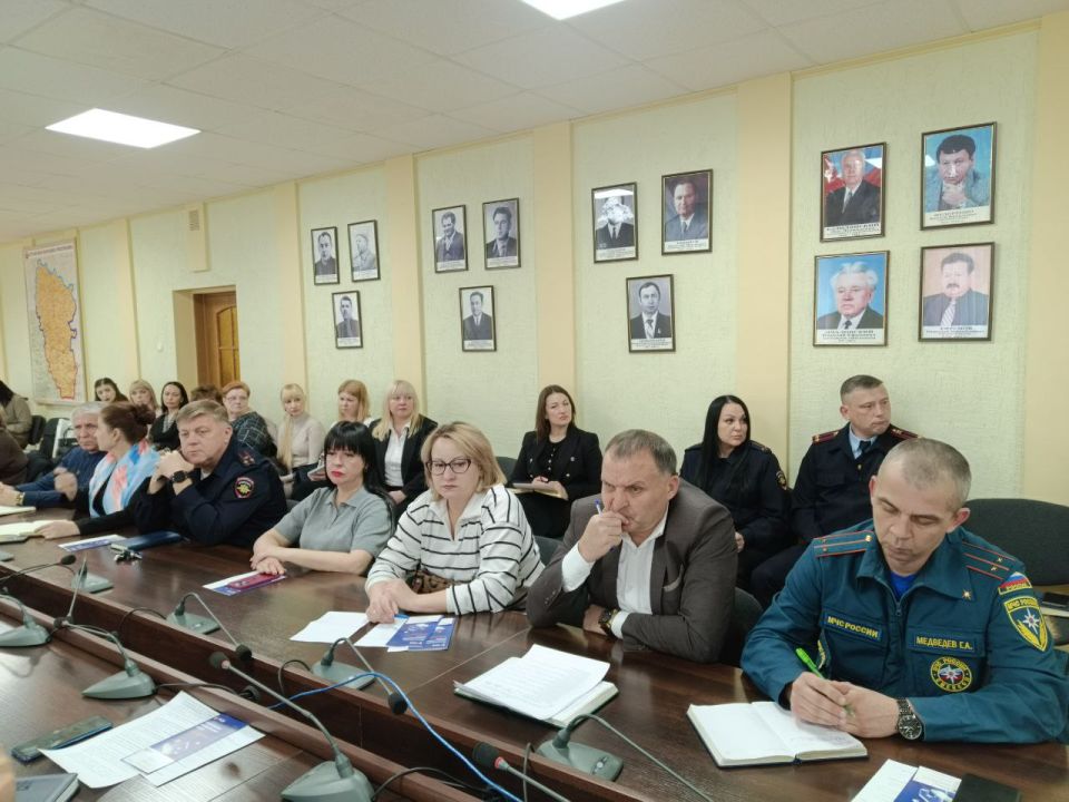 Сегодня Глава городского округа город Ровеньки Андрей Рубанцов провел расширенное аппаратное совещание Сегодня Глава городского округа город Ровеньки Андрей Рубанцов провел расширенное аппаратное совещание