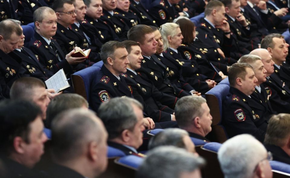 Владимир Путин принял участие в ежегодной расширенной коллегии МВД Владимир Путин принял участие в ежегодной расширенной коллегии МВД