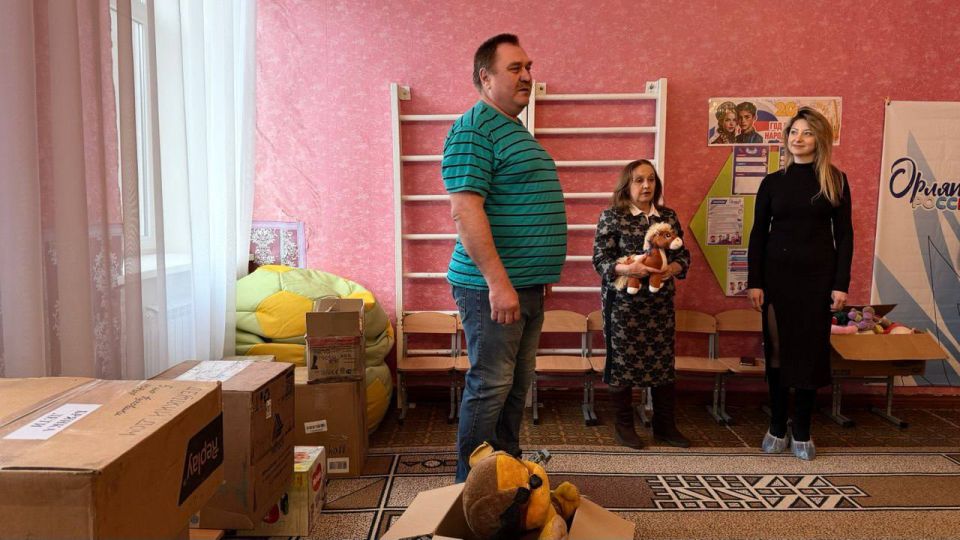 Сегодня наш брянковчанин, как представитель общественного объединения "Красный обоз с зеленой полосой" Александр Забаренко передал гуманитарную помощь из далекой Сибири военнослужащим, которые сегодня находятся на переднем... Сегодня наш брянковчанин, как представитель общественного объединения "Красный обоз с зеленой полосой" Александр Забаренко передал гуманитарную помощь из далекой Сибири военнослужащим, которые сегодня находятся на переднем...