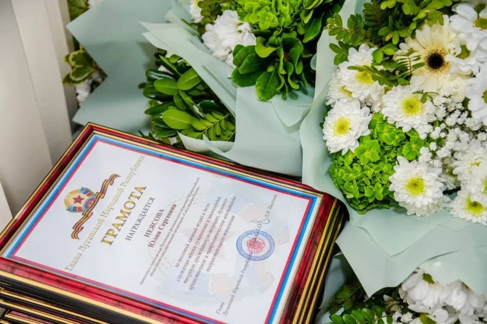 В преддверии Международного женского праздника Глава ЛНР наградил активисток Союза женщин России В преддверии Международного женского праздника Глава ЛНР наградил активисток Союза женщин России
