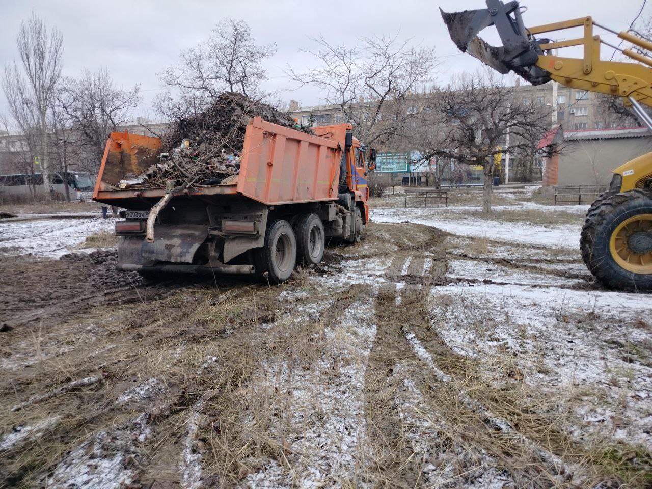 Работы по вывозу мусора с городских территорий продолжаются Работы по вывозу мусора с городских территорий продолжаются