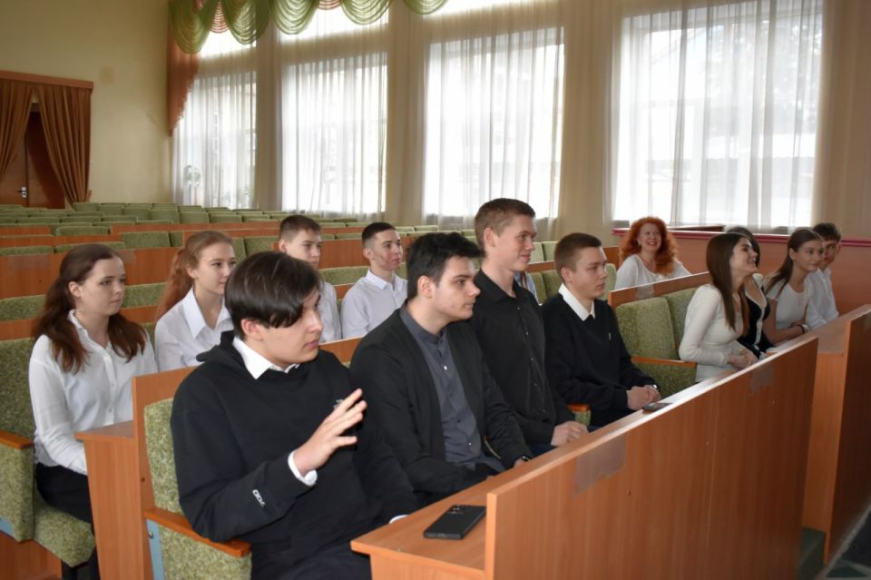 Глава Старобельского муниципального округа Владимир Чернев провел встречу с учащимися ГБОУ ЛНР «Старобельская средняя школа №1» Глава Старобельского муниципального округа Владимир Чернев провел встречу с учащимися ГБОУ ЛНР «Старобельская средняя школа №1»