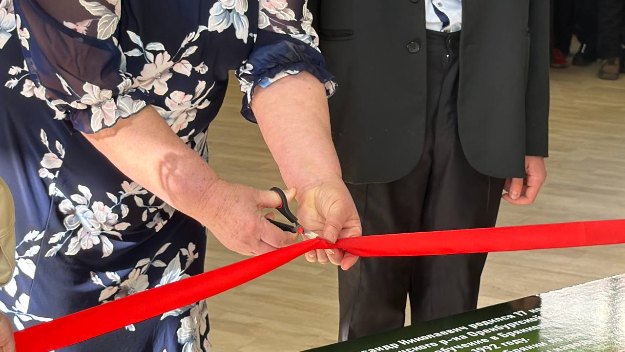 Открытие «Парты Героя» в честь погибшего выпускника — участника СВО Александра Лигостаева состоялось в брянковской средней школе № 19. Об этом сообщил глава городского округа Евгений Морозов Открытие «Парты Героя» в честь погибшего выпускника — участника СВО Александра Лигостаева состоялось в брянковской средней школе № 19. Об этом сообщил глава городского округа Евгений Морозов